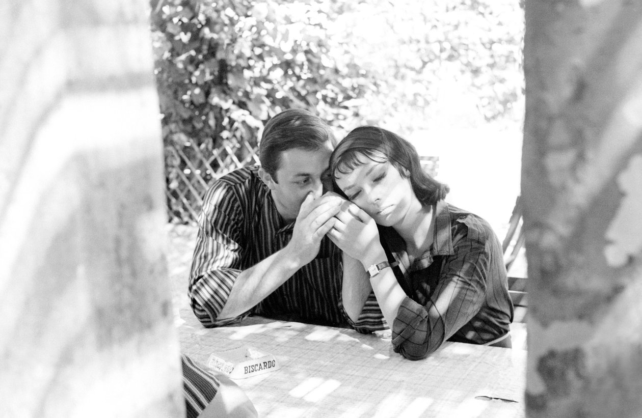 La actriz Marie Laforêt con su novio el director Jean Gabriel Albicocco en el Lido de Venecia - 1961 de Unbekannt