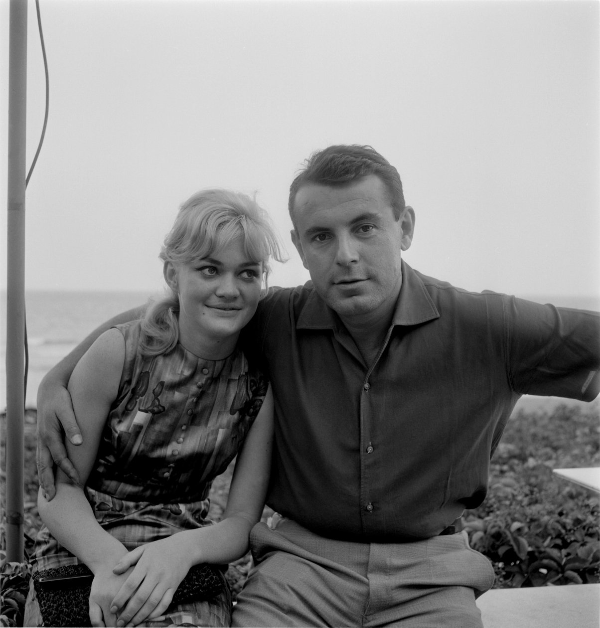 El director Milos Forman con la actriz Breschova (Brejchova) en el Lido de Venecia - 1965 de Unbekannt
