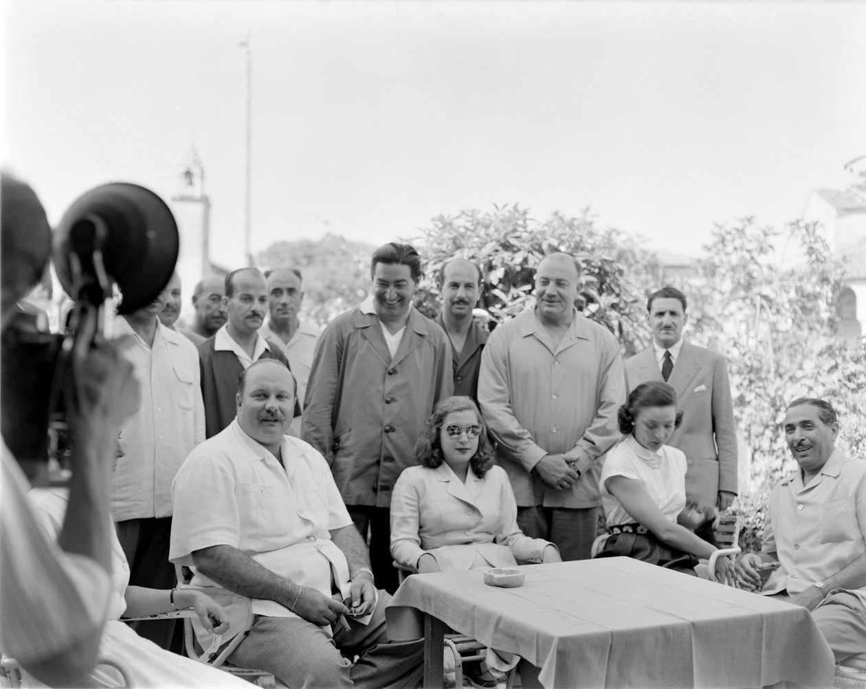 El rey Faruk de Egipto (Farouk I de Egipto) con su esposa en Locanda Cipriani en Torcello (Venecia) - 1951 de Unbekannt
