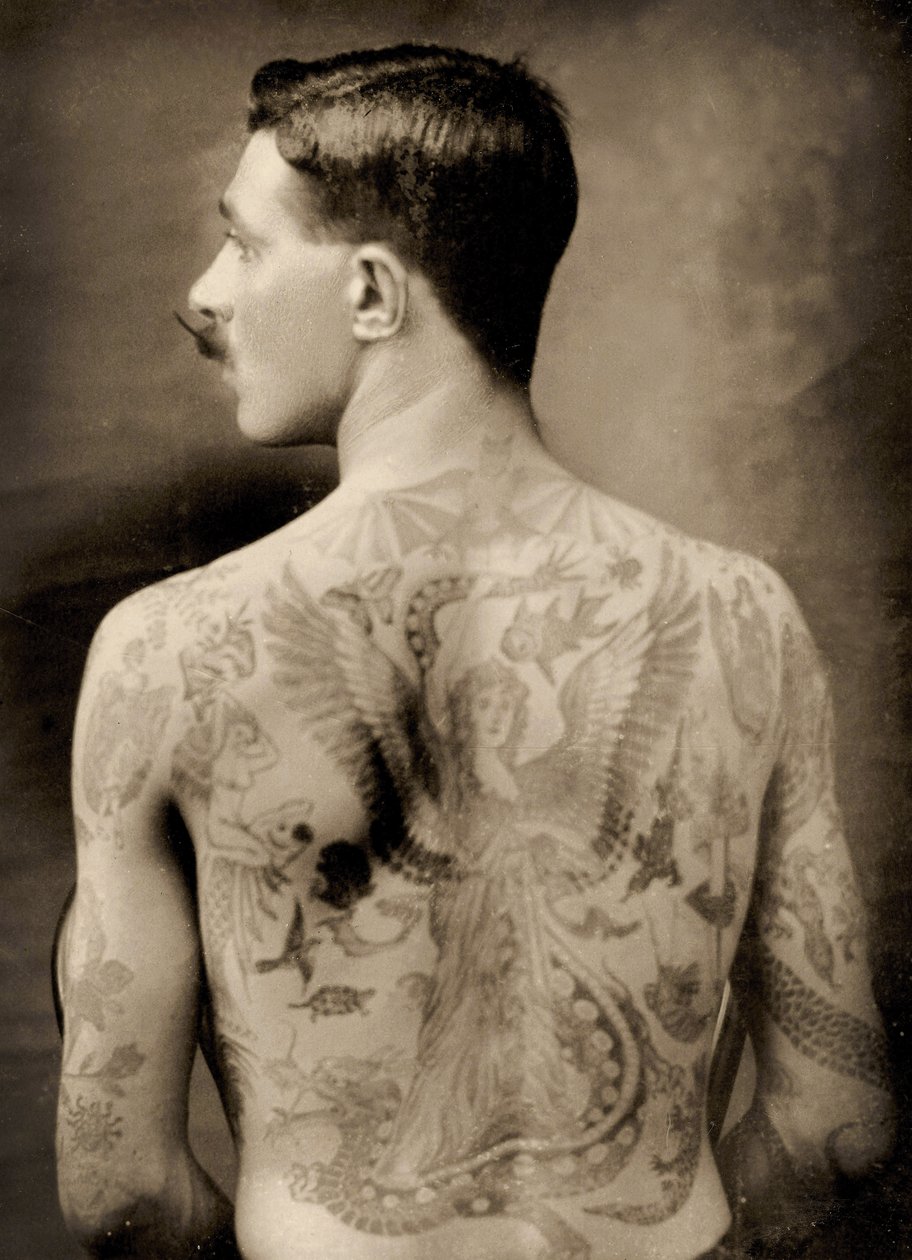 Marinero británico tatuado durante la Gran Guerra de 1914-18 (vista posterior) (fotografía en blanco y negro) (véase también 473188) de Unbekannter Künstler