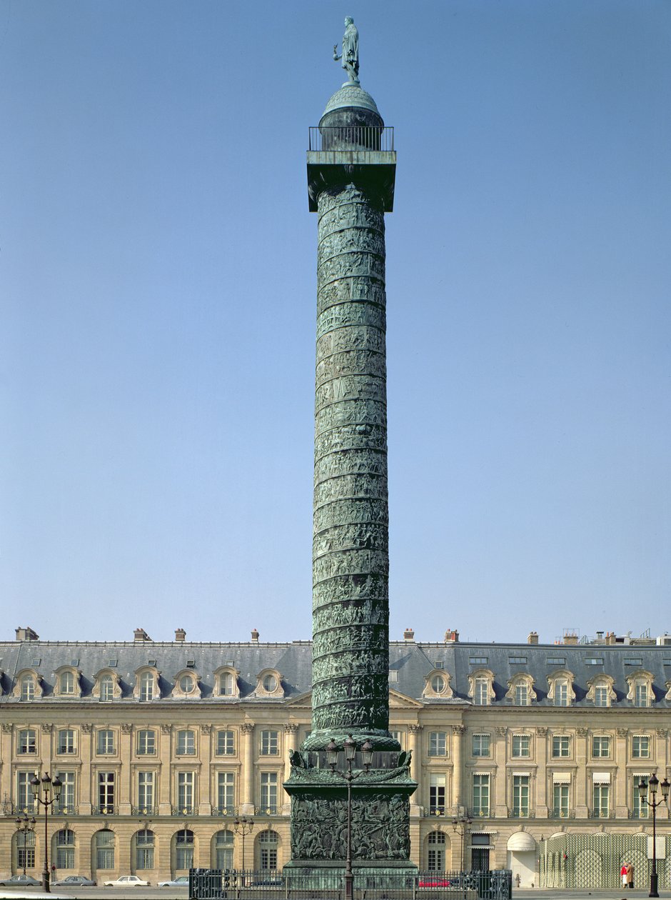 Columna Vendôme, con bajorrelieves que registran las campañas napoleónicas de 1805-06, coronada por la figura de Napoleón sosteniendo una Victoria alada de Unbekannt