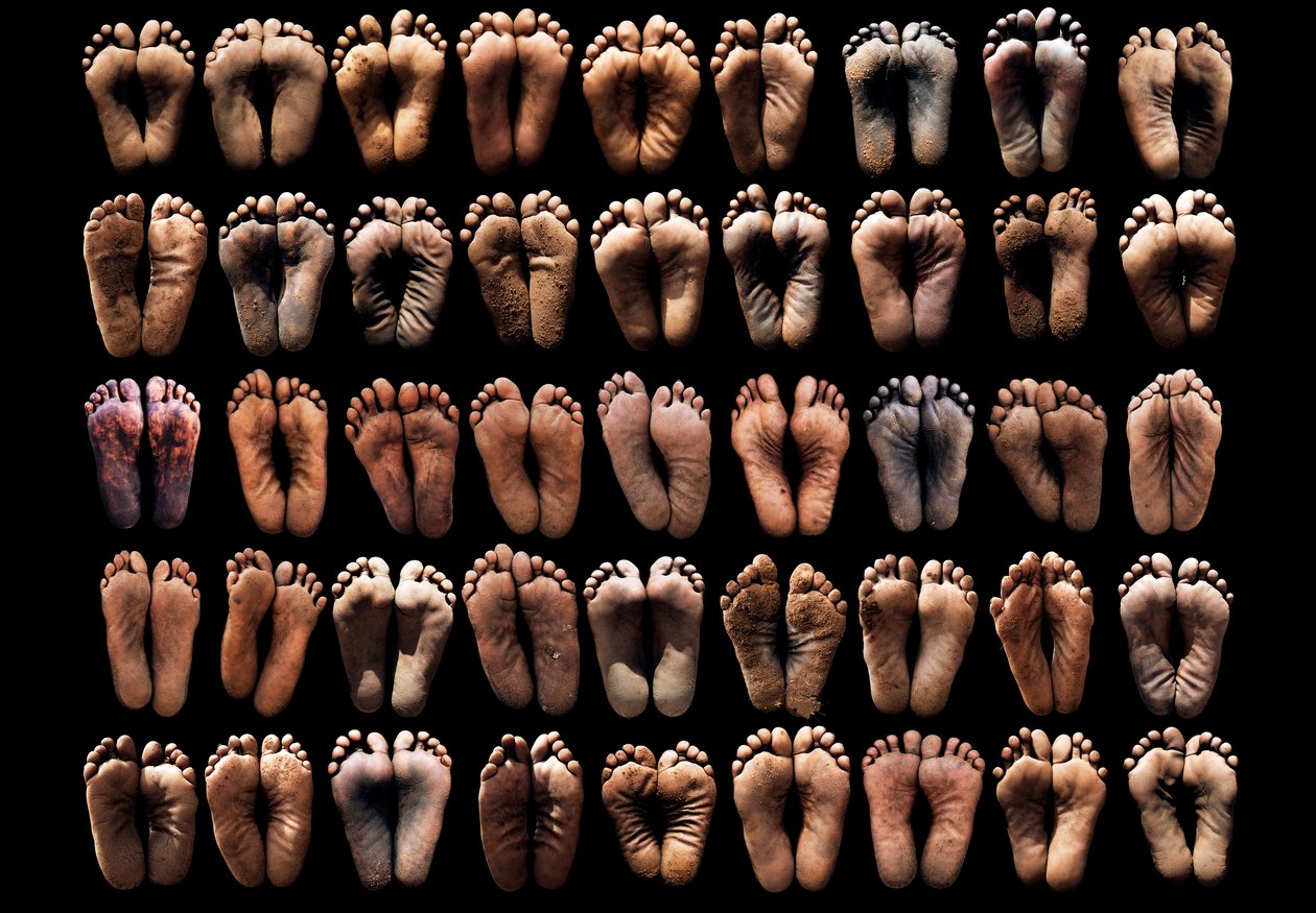 Los pies que caminaron hacia la libertad, los pies de las mujeres que todos habían caminado de conflicto violación y asesinato para llegar a la seguridad, el conjunto de imagen afeitado sido visto en todo el mundo como un recordatorio del genocidio en Darf de Unbekannter Künstler