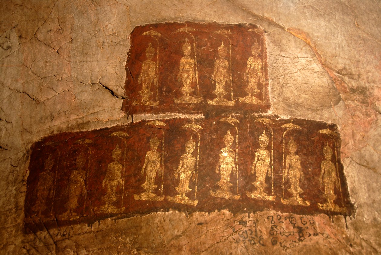 Budismo Theravada; pintura mural antigua; Buda Shakyamuni de pie; Mudra; Varada; gesto de concesión de deseos; cueva de Tham Pa; en Nong Thang; provincia de Xieng Khouang; Laos; Sudeste Asiático; Asia de Unbekannter Künstler