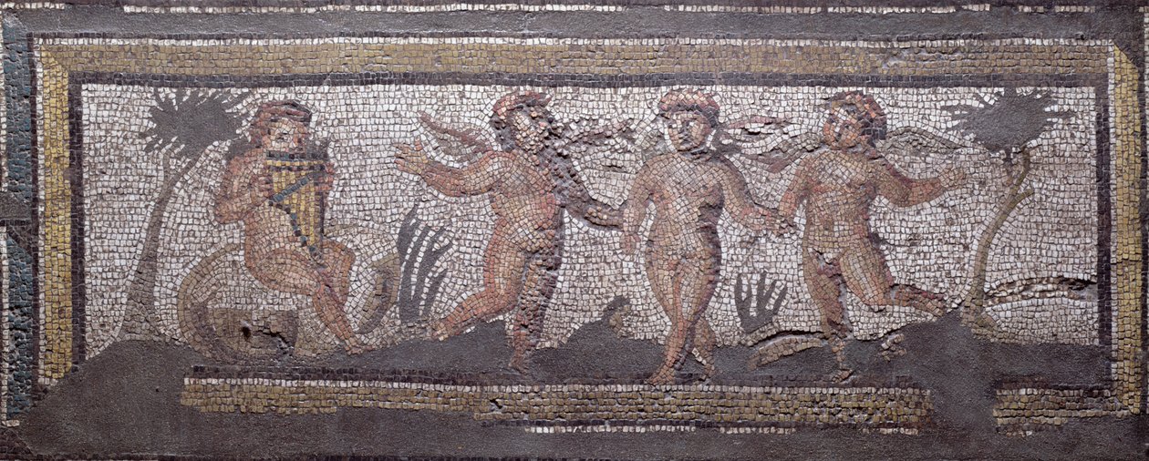 Tres putti danzantes acompañados por uno tocando la flauta de pan, detalle de borde de un pavimento de mosaico que representa las estaciones y escenas de caza de la Villa Constantiniana en Daphne, romana, c.325-330 d.C. de Unbekannt