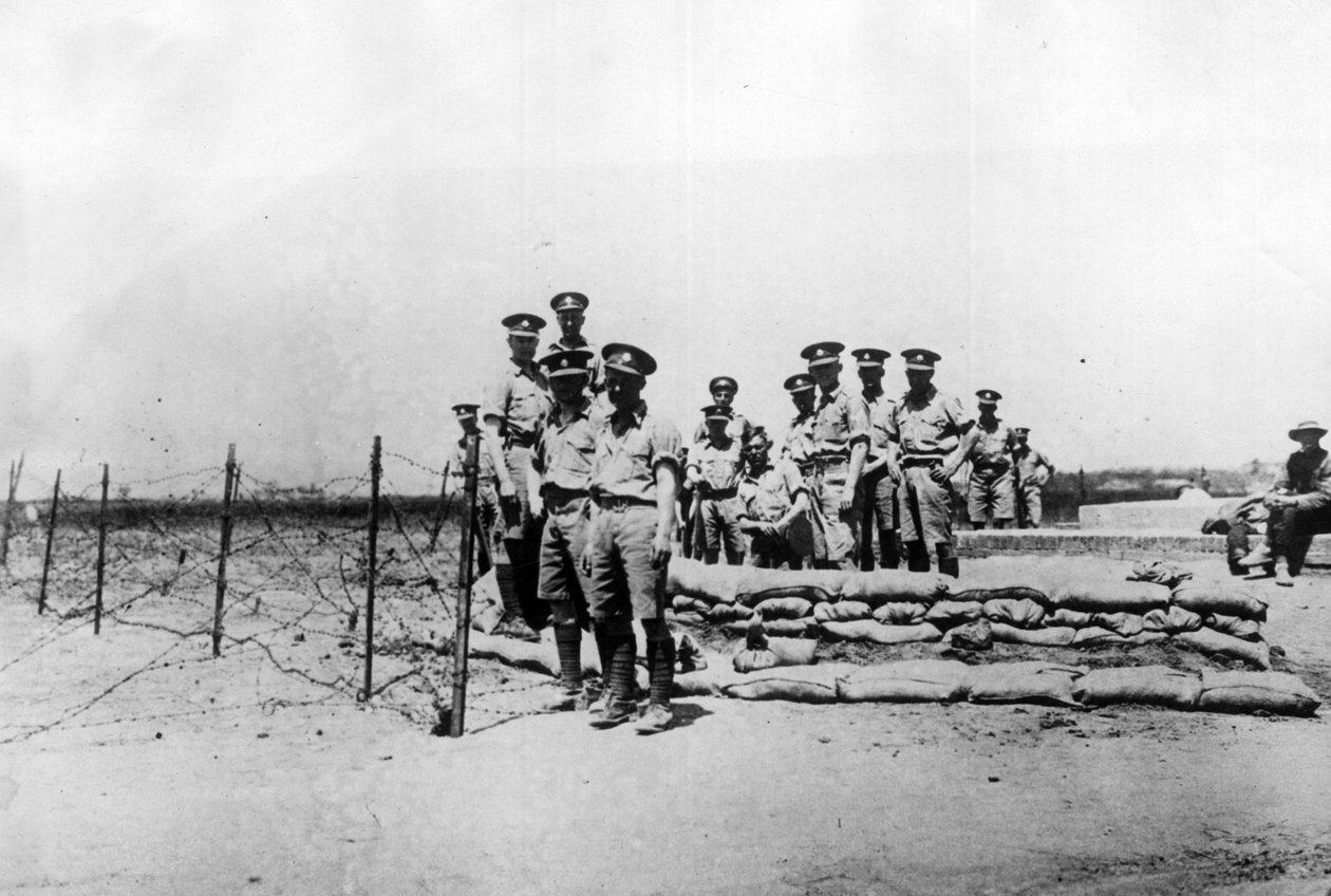 Tientsin (Tianjin), China, noviembre de 1924: Soldados británicos en un puesto fuera de las concesiones internacionales antes de la captura de la ciudad por las tropas del Señor de la Guerra chino Feng Yuxiang de William M. Timlin