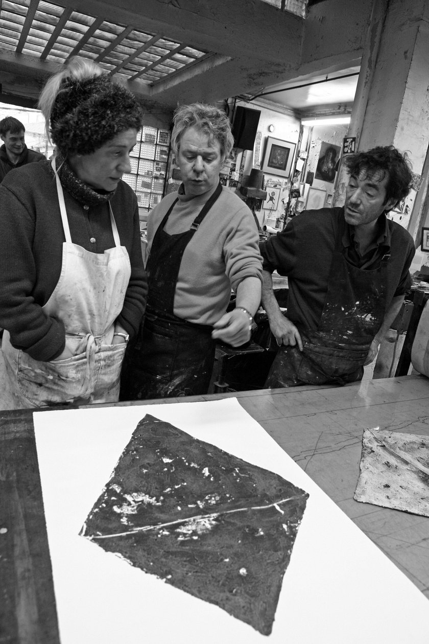 Todd Narbey, pintor neozelandés, Annie-Paule Thorel, pintora francesa, Nicolas du Mesnil du Buisson, cofundador del taller de grabado Pasnic, Pascal Gauvard, cofundador del taller de grabado Pasnic. Análisis de una impresión. Taller de grabado Pasnic en Pa de Unbekannt