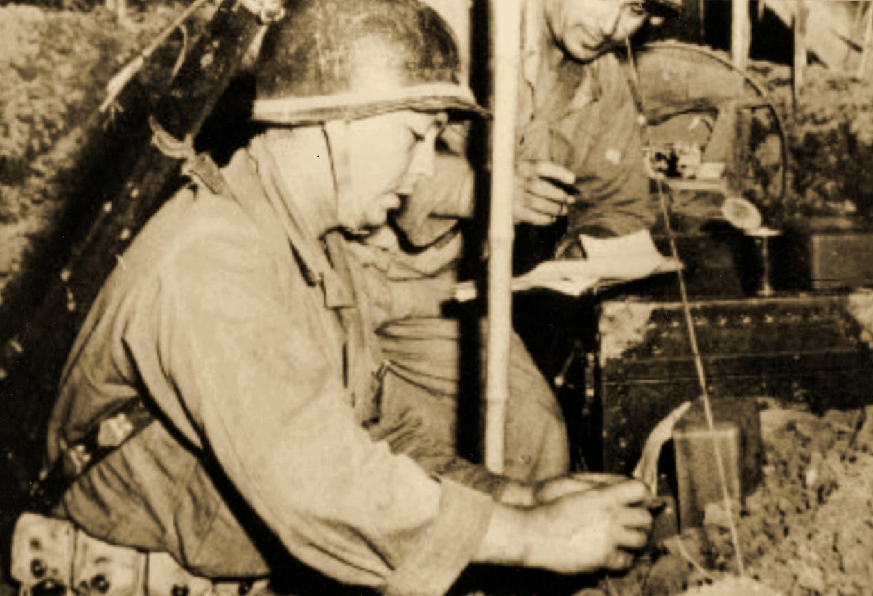 Tropas en el Puesto de Comunicaciones, Campamento Claiborne, Luisiana, 1943 (foto sepia) de Bartolome Esteban and studio Murillo