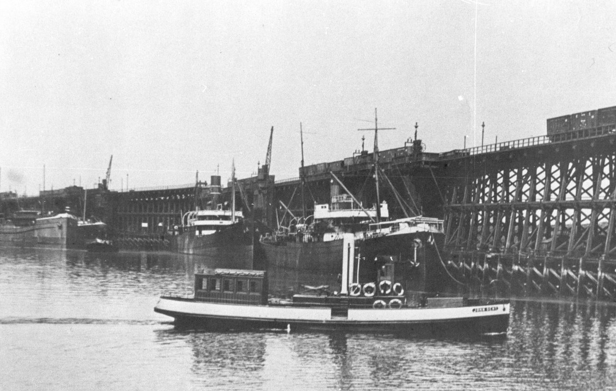 El lado de estribor del lanzamiento de los Comisionados del Puerto de Blyth "John Dent" pasando los muelles de Unbekannt