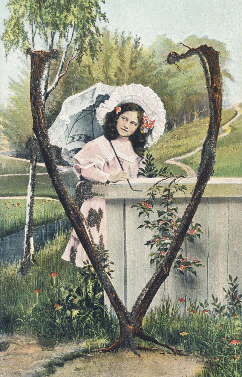 V: Una joven vestida con un vestido rosa, un tocado en la cabeza, una sombrilla en la mano, de pie en un decorado campestre - Alphabet personajes Ref Th. E., L. Theochrom - Serie 994. Theodor Eisman, editor, Leipzig de Unbekannt