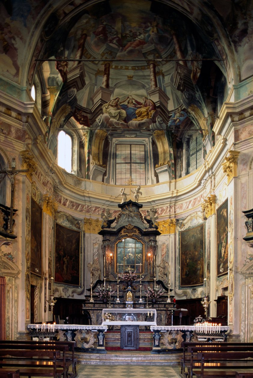 Vista del altar y frescos por Lorenzo Peracino, Santuario de la Madonna del Sasso, Piamonte, Italia de Benjamin Baud