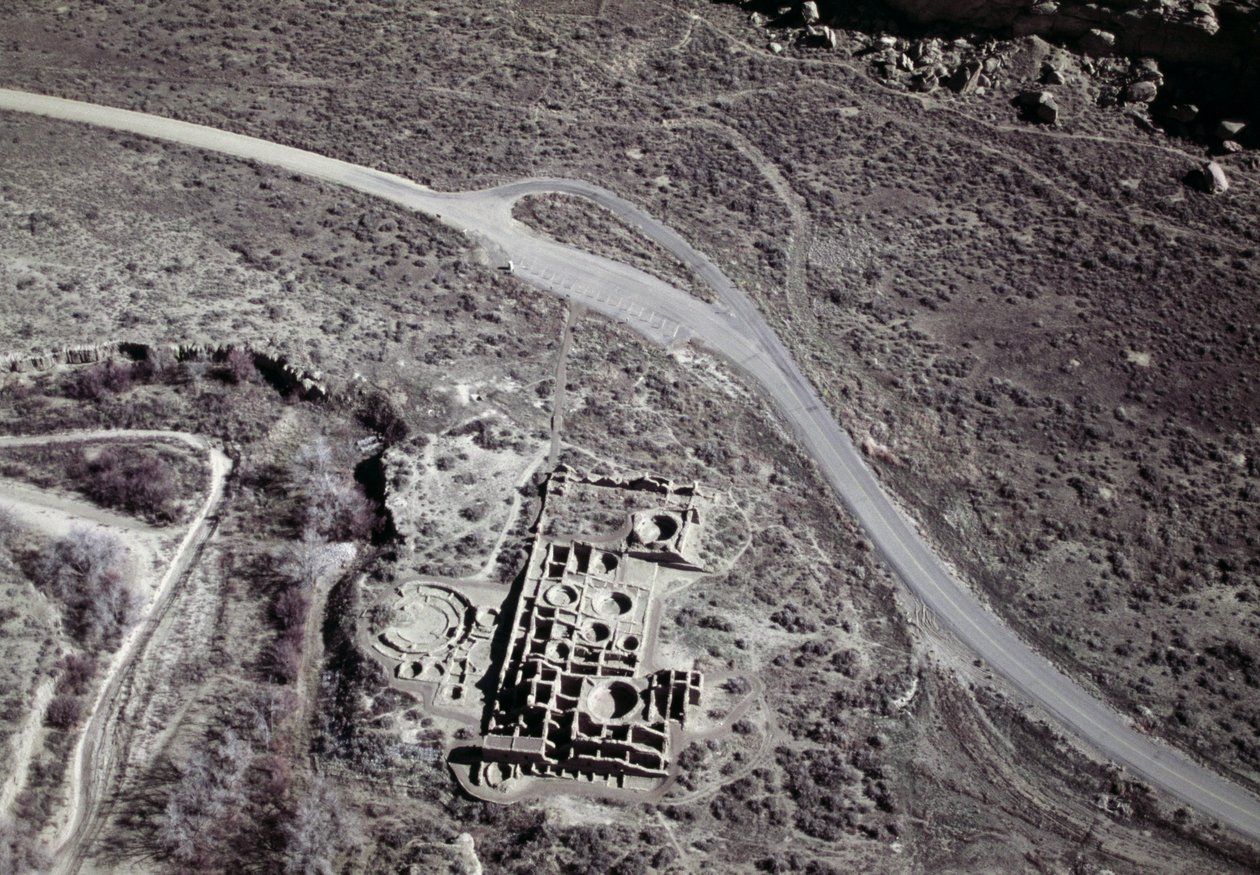 Vista de un asentamiento antiguo de los Anasazi, Parque Nacional de la Cultura de las Ruinas de Chaco, Cañón de Chaco, Nuevo México, Estados Unidos de América, civilización Anasazi de Benjamin Baud