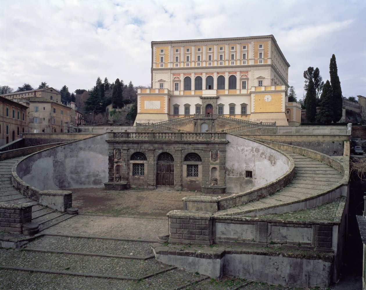 Vista de la fachada, el patio y la escalera, diseñada por Jacopo Vignola y sus sucesores para el Cardenal Alessandro Farnese, 1557-83 de Unbekannt