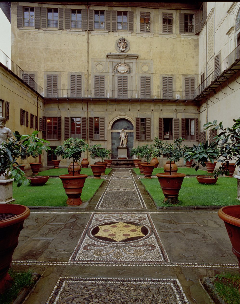 Vista del jardín amurallado con pavimento de mosaico decorado con el escudo de armas de los Medici de Unbekannt