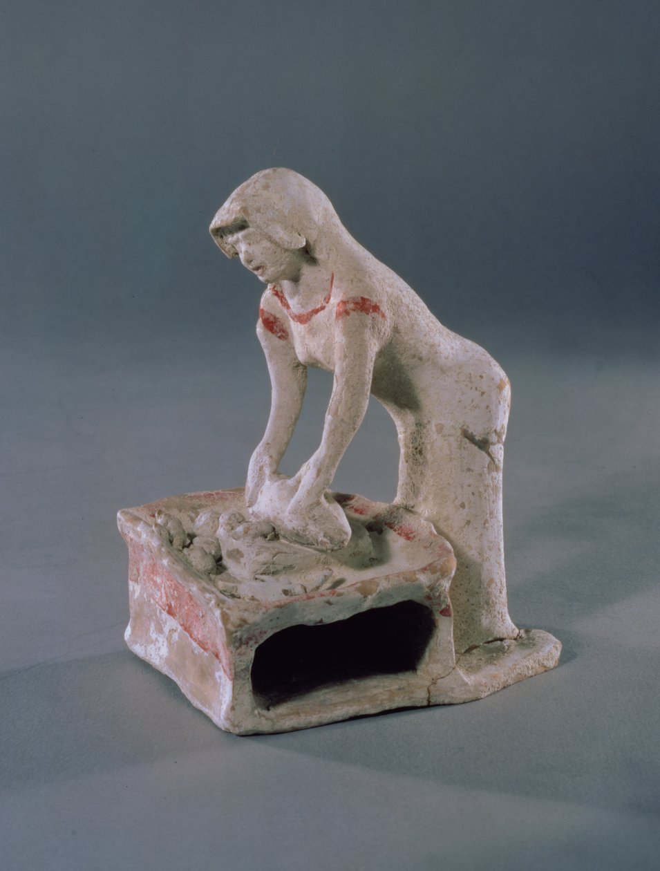 Mujer amasando pan sobre una losa cuadrada, griega, de Aulis, c.500-475 a.C. de Unbekannt