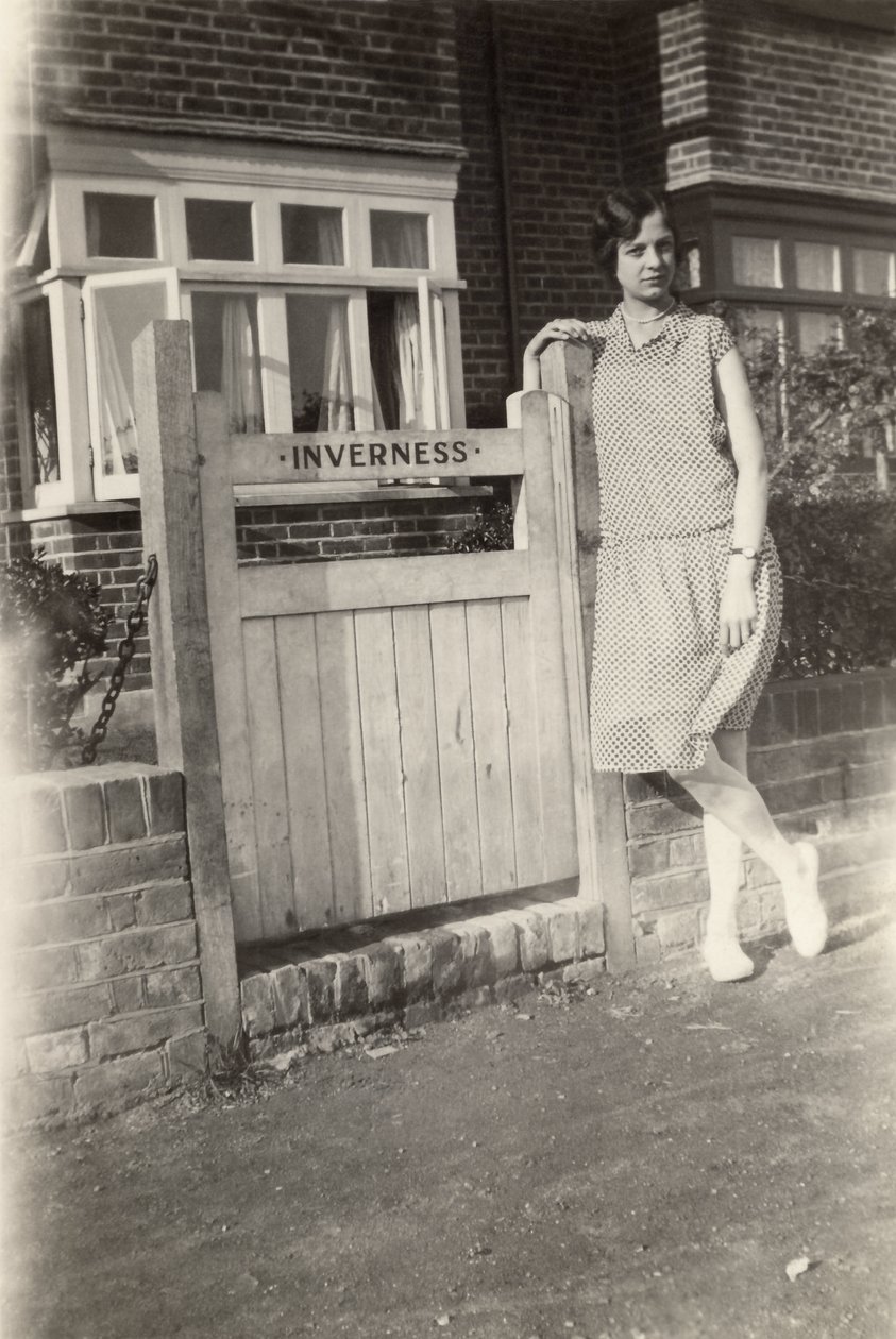 Mujer fuera del Inverness B&B, Broadstairs, Kent, c. 1920s de Unbekannt