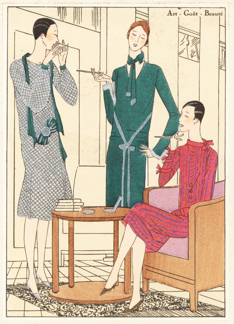 Mujeres fumando en un interior chic con vestido de cena, hoja dorada y terciopelo verde, vestido de tarde de lana verde, y vestido de tarde de hoja dorada y roja de Unbekannter Künstler