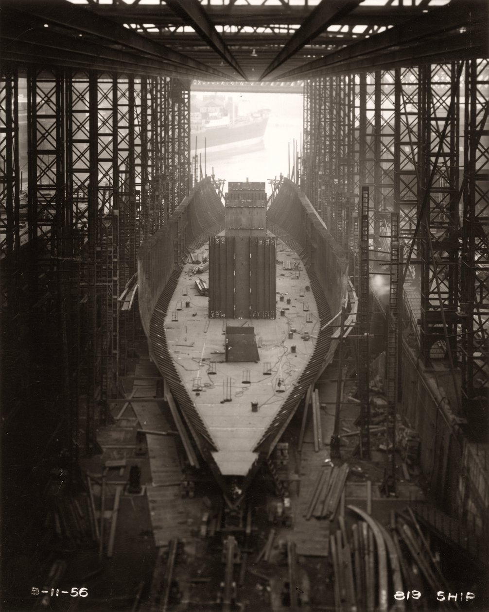 Comienzan los trabajos de los mamparos del Northbank en el astillero de William Doxford & Sons, Sunderland, 8 de noviembre de 1956 (foto en blanco y negro) de Unbekannter Künstler