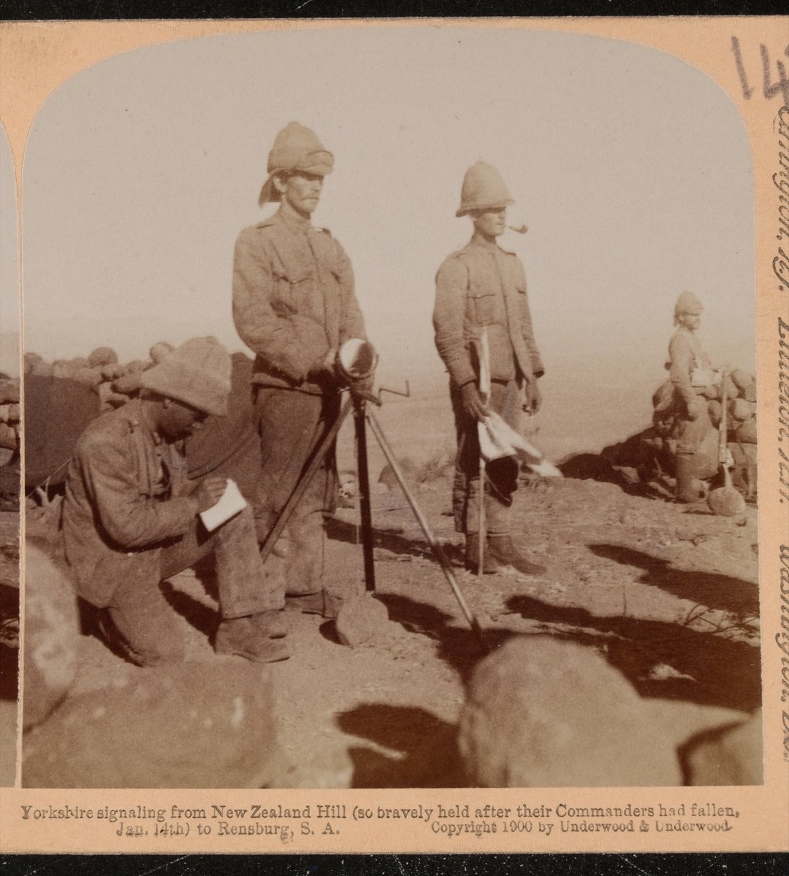Equipo de heliógrafos del Regimiento de Yorkshire señalando desde la Colina de Nueva Zelanda, Guerra de los Bóers de Underwood and Underwood