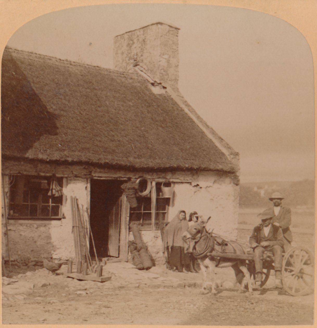 Una tienda de mercancías generales, Killorgin, Irlanda, 1901 de Underwood and Underwood