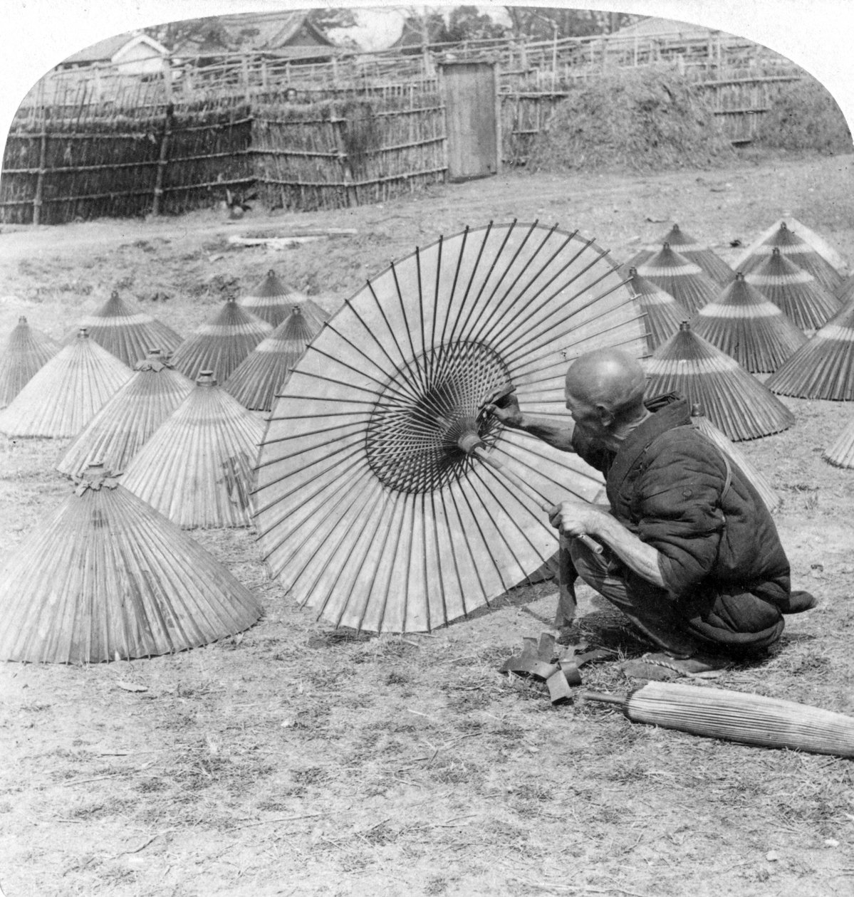 Un fabricante de paraguas japonés, Kobe, Japón, 1896 de Underwood and Underwood