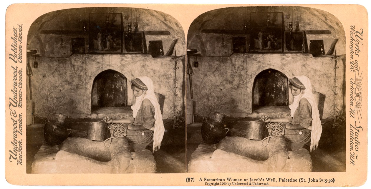 Una mujer samaritana en el pozo de Jacob, Palestina, 1900 de Underwood and Underwood