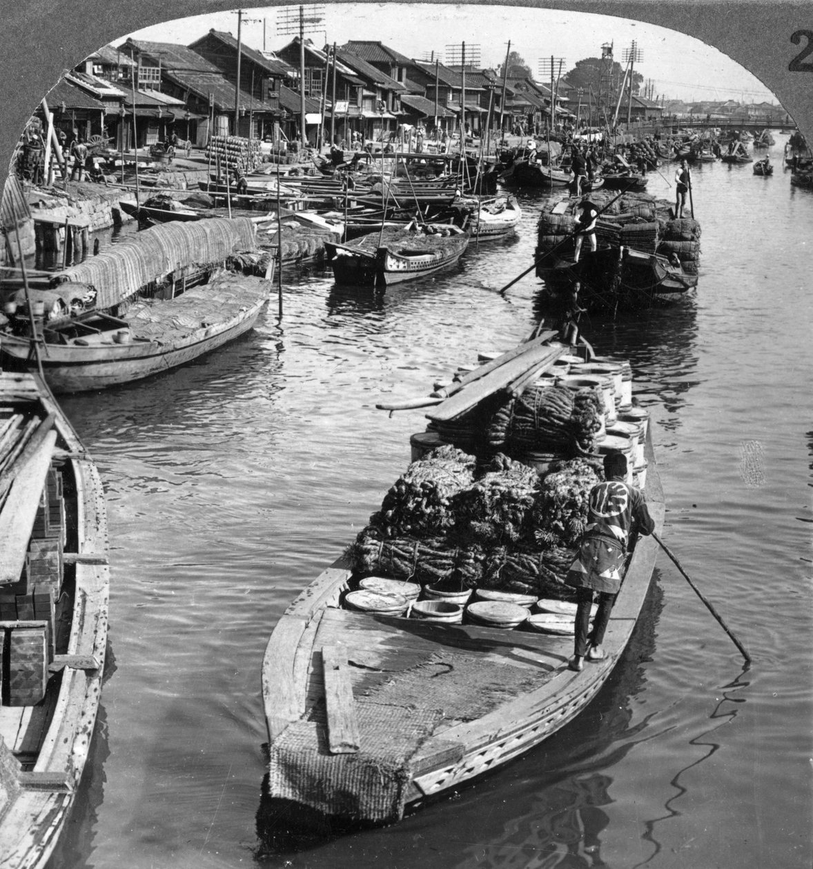 Un canal de carga concurrido en Tokio, Japón, 1904 de Underwood and Underwood