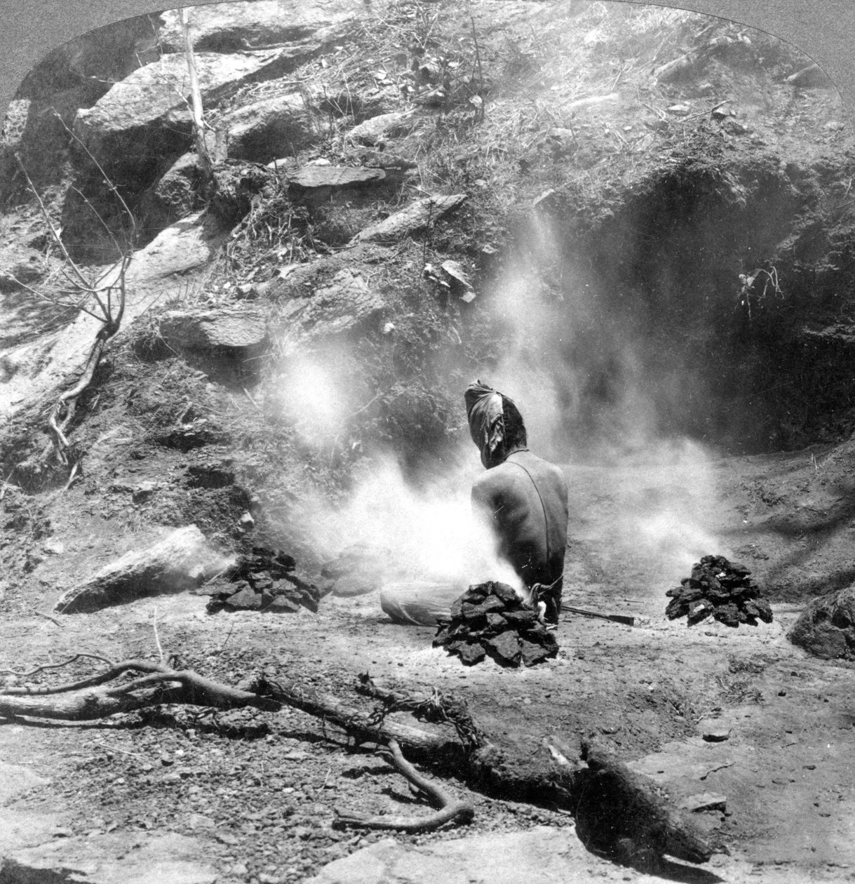 Un ermitaño haciendo penitencia en el Lago Gem, Monte Abu, India, 1903 de Underwood and Underwood