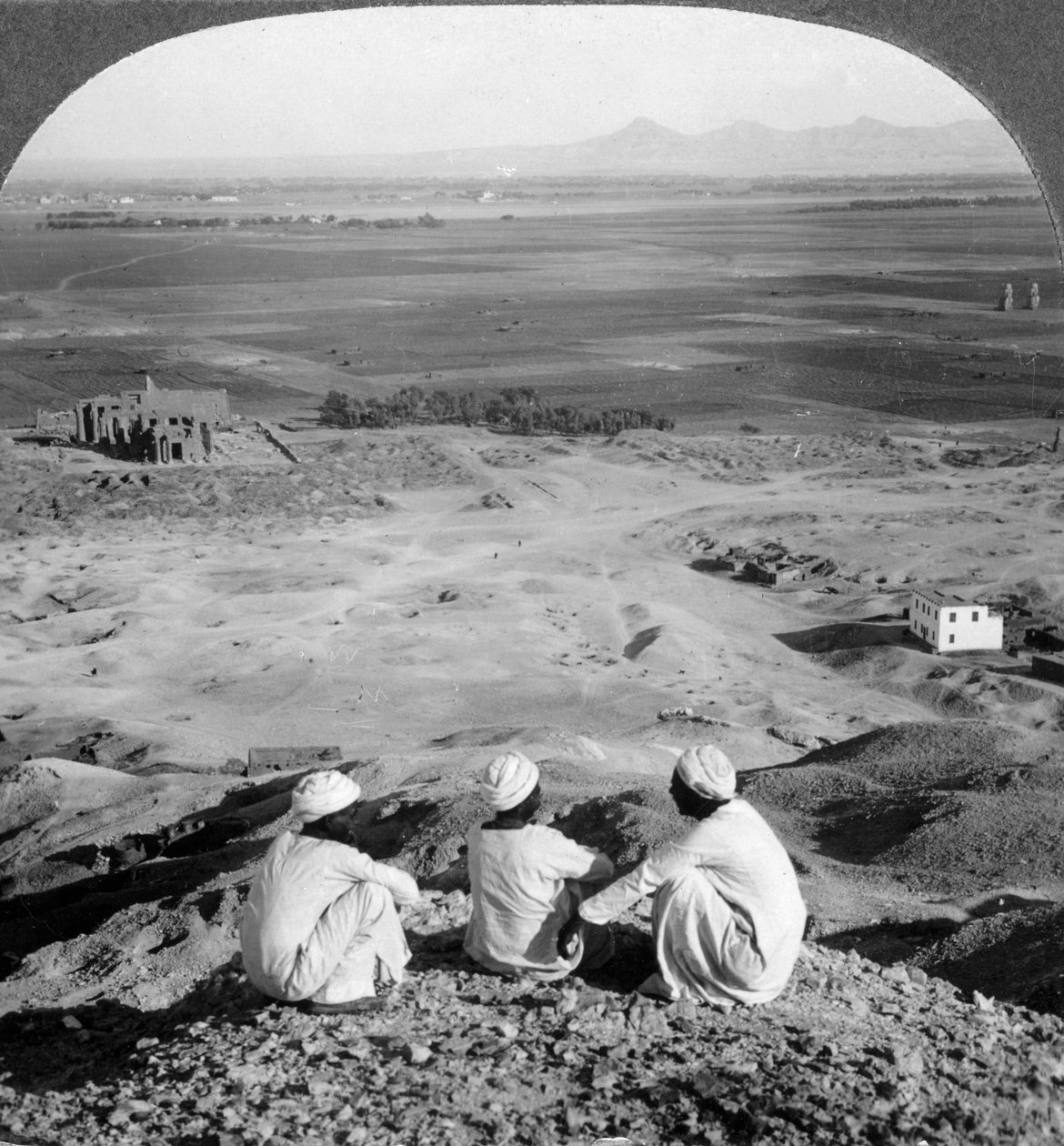A través de la llanura de Tebas y pasando las estatuas de Memnón desde los acantilados, Egipto, 1905 de Underwood and Underwood