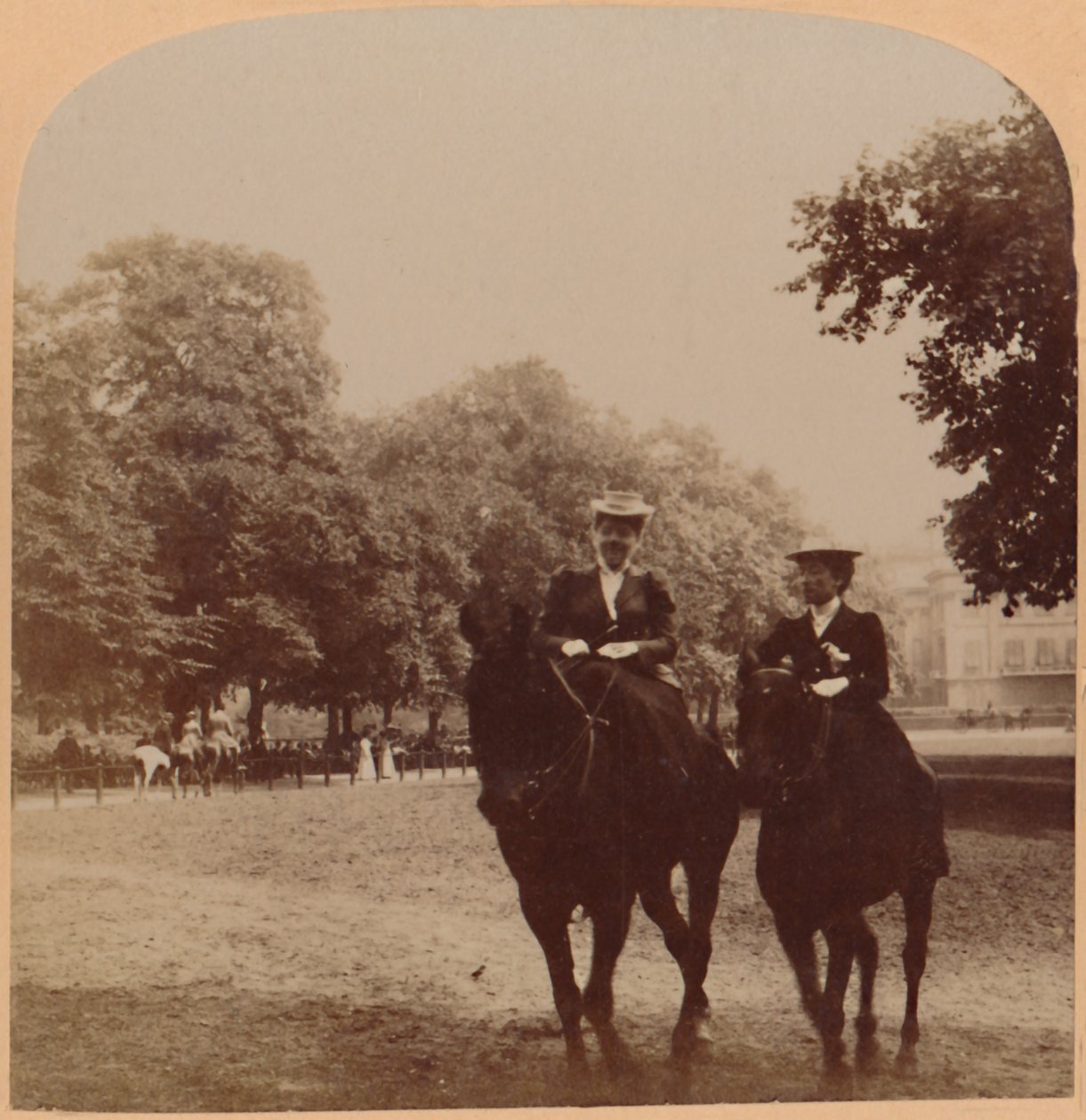 Un paseo temprano por la mañana, Rotten Row, Hyde Park, Londres, Inglaterra, 1896 de Underwood and Underwood