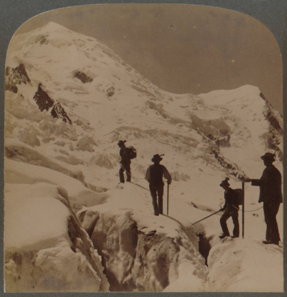 Ascenso al Mont Blanc - cruzando el glaciar Bossons - Grands Mulets en la distancia, Alpes, 1901 de Underwood and Underwood