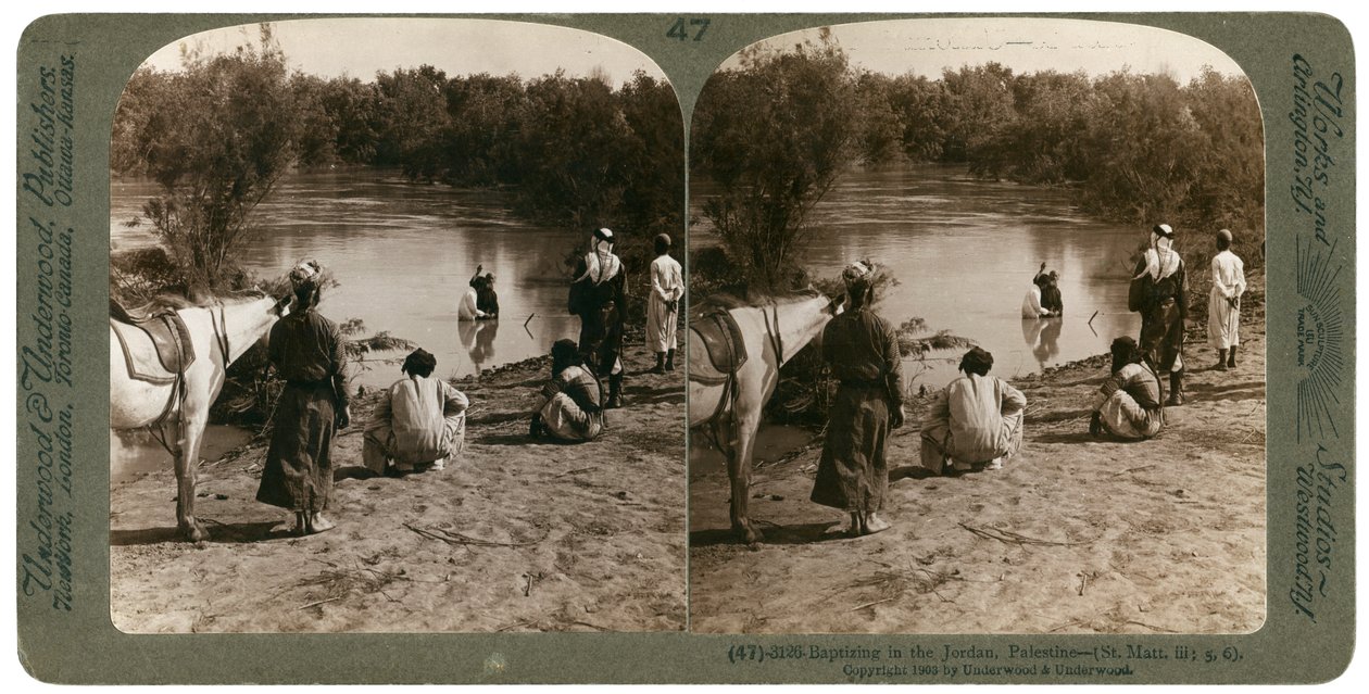 Bautismo en el río Jordán, Palestina, 1903 de Underwood and Underwood