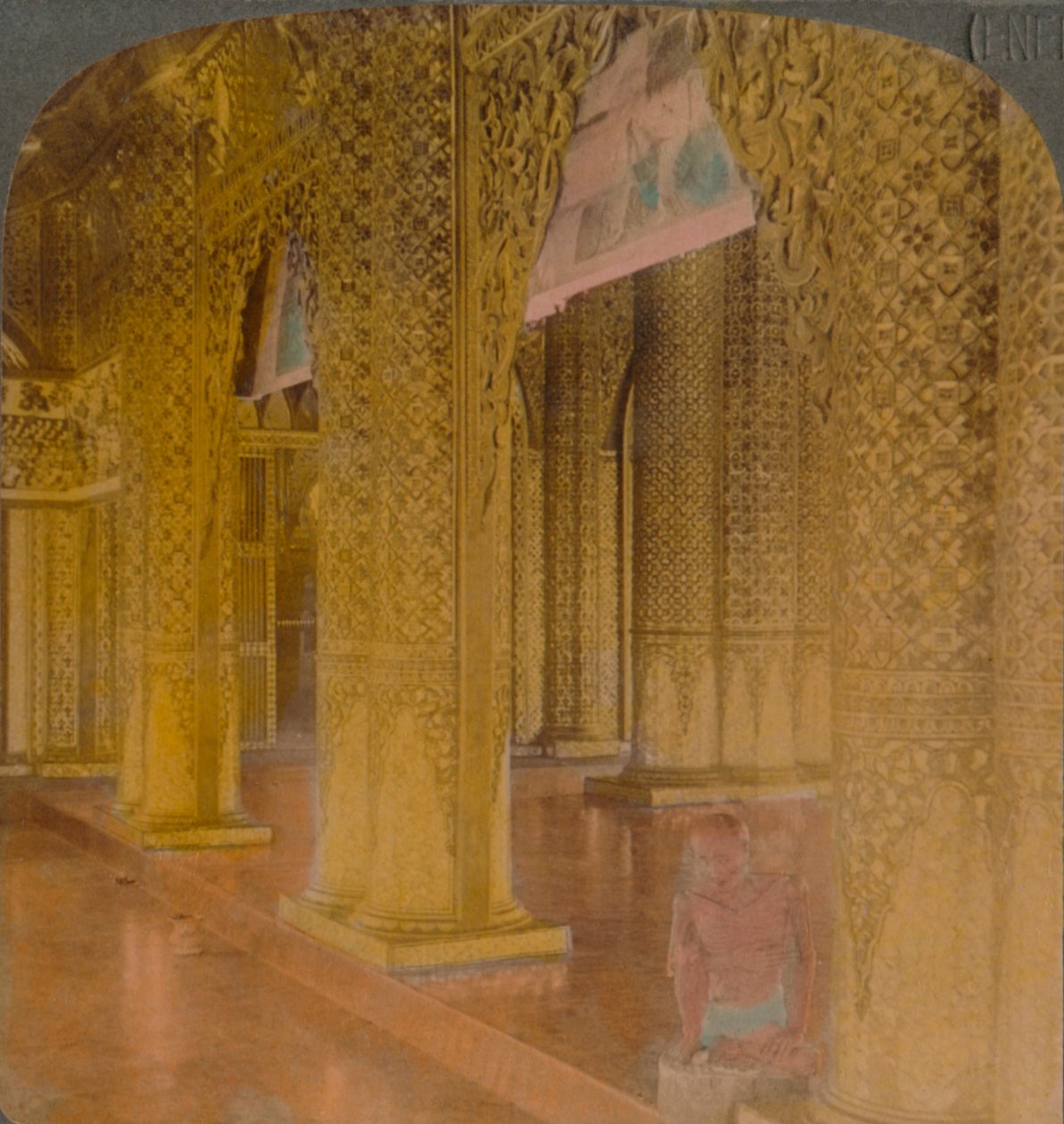 Interior del templo budista con decoraciones costosas en oro y colores, Moulmein, Birmania, 1907 de Underwood and Underwood
