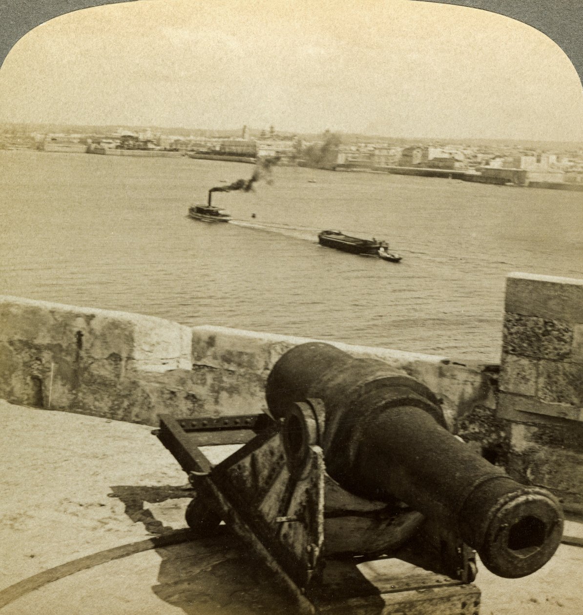 Cañón, Castillo del Morro, La Habana, Cuba de Underwood and Underwood