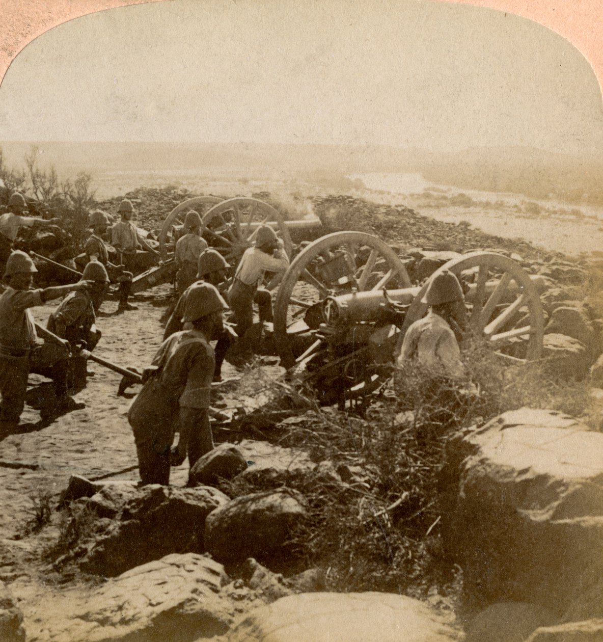 Artillería de la guarnición del Cabo haciendo calor para los bóers al otro lado del río Modder, Sudáfrica, 1900 de Underwood and Underwood