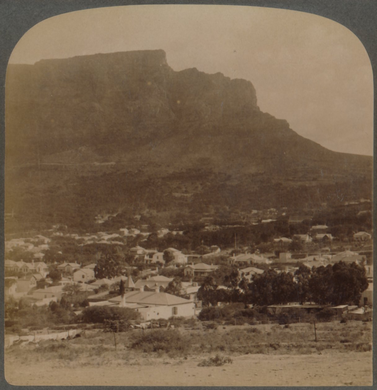 Ciudad del Cabo y la Montaña de la Mesa, oeste desde el pie de Signal Hill, Sudáfrica, 1902 de Underwood and Underwood