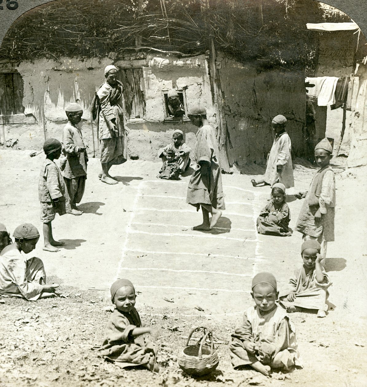 Niños jugando a la rayuela, Cachemira, India, c. 1900s de Underwood and Underwood