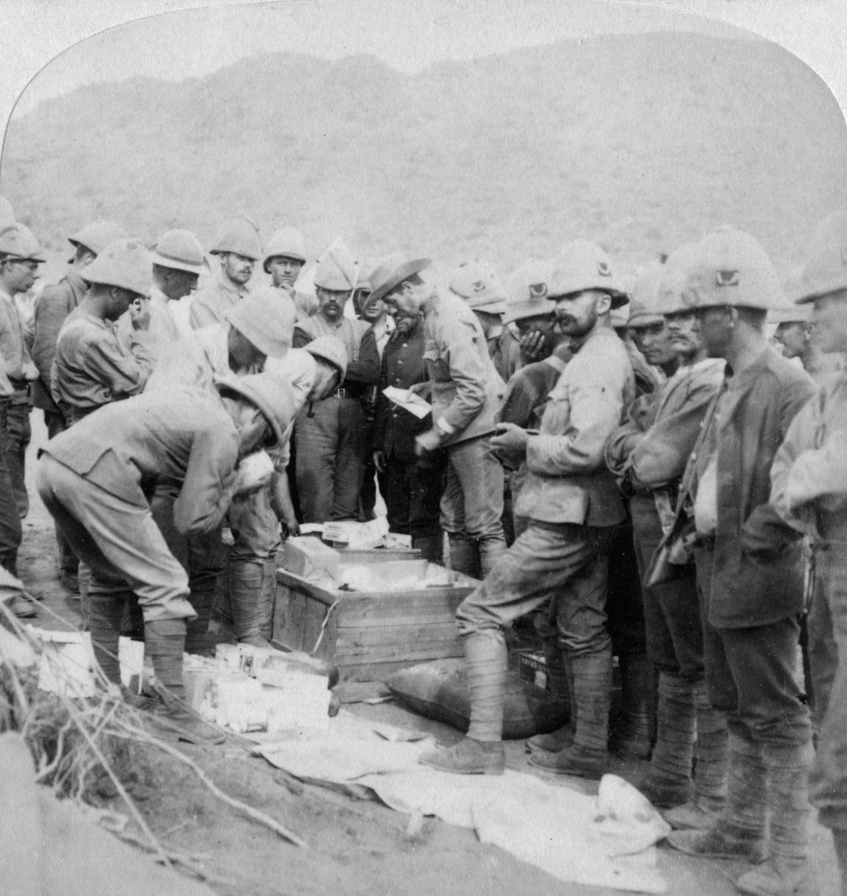 Regalos de Navidad desde casa, para las tropas con Methuen en el río Modder, Sudáfrica, 1900 de Underwood and Underwood