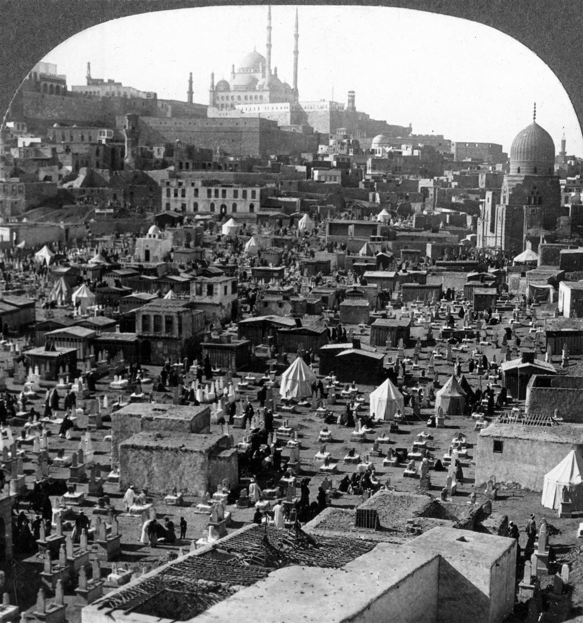 Ciudadela y mezquita de Mohammed Ali más allá del cementerio Bab-el-Wezir, El Cairo, Egipto, 1905 de Underwood and Underwood