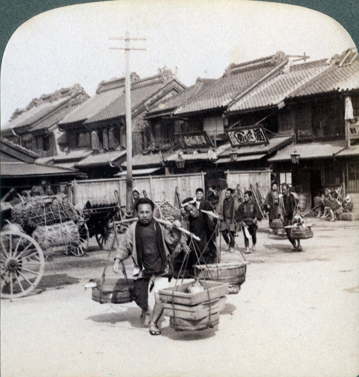 Coolies, escena callejera en Tokio, 1896 de Underwood and Underwood