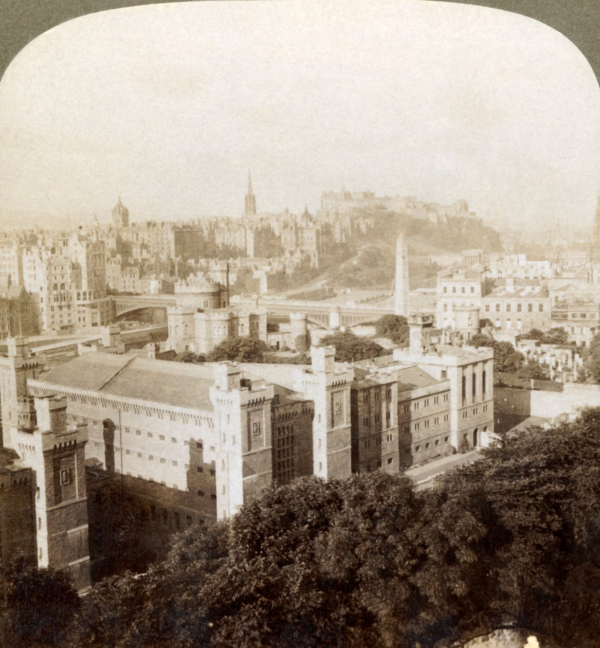 Edimburgo, desde Calton Hill, S.O. hasta el castillo, sobre el antiguo cementerio, Escocia, 1902 de Underwood and Underwood