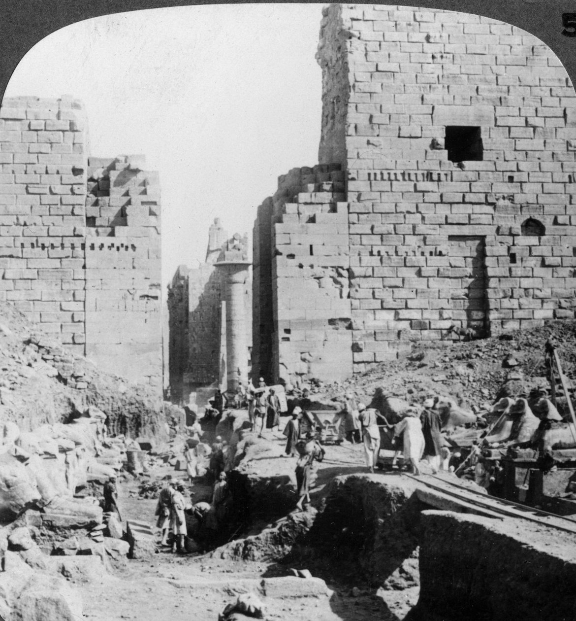 Excavando una avenida hacia el Templo de Karnak, Tebas, Egipto, 1905 de Underwood and Underwood