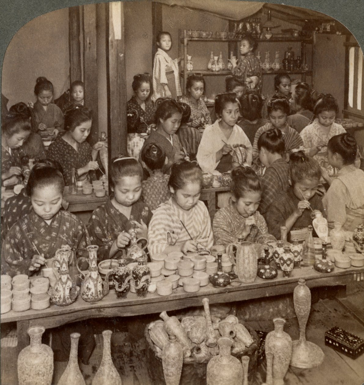 Chicas de fábrica decorando cerámica barata para los mercados extranjeros, Kioto, Japón, 1904 de Underwood and Underwood