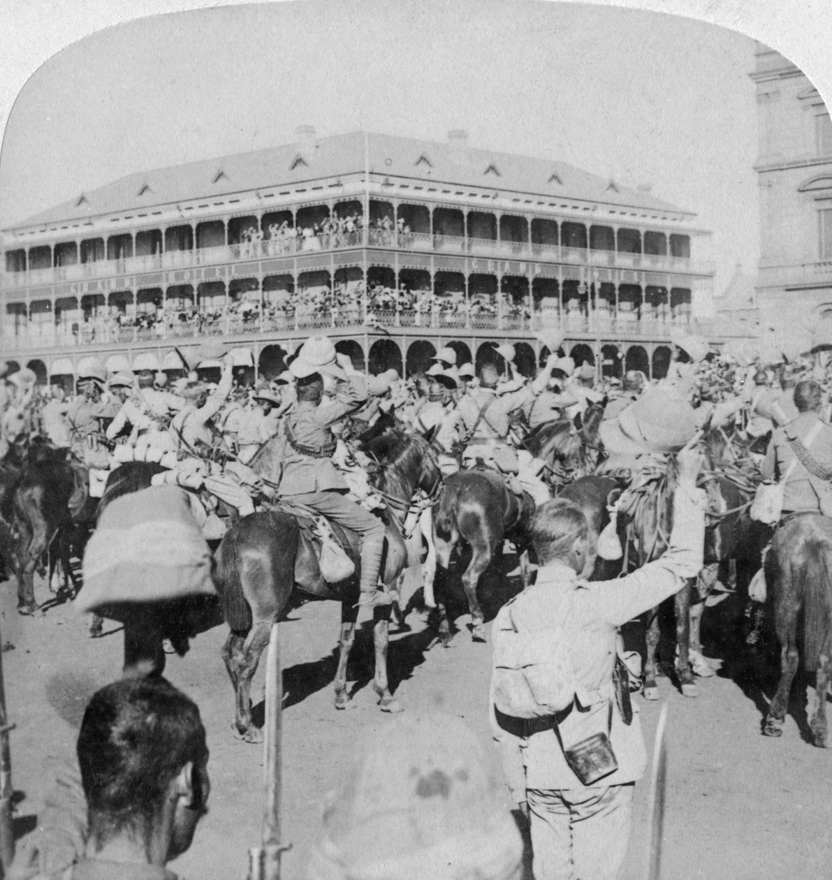 El mariscal de campo Lord Roberts y su personal vitoreando a la Reina, Pretoria, Sudáfrica, 5 de junio de 1900 de Underwood and Underwood