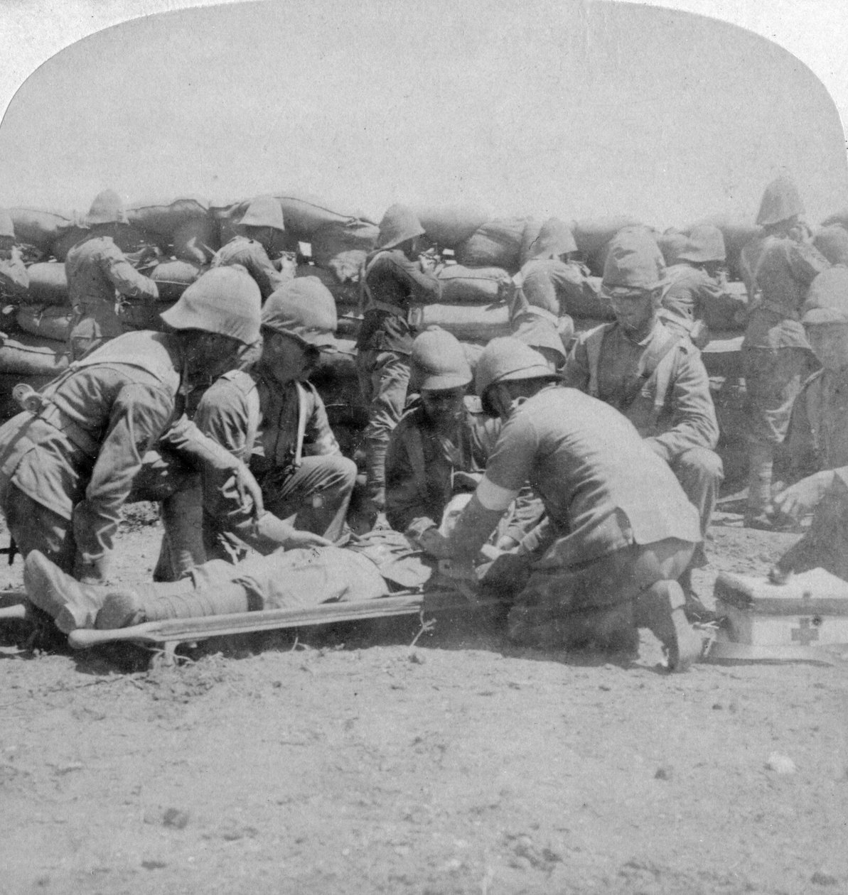 Primeros auxilios a un fusilero herido, Batalla de Honey Nest Kloof, Guerra de los Bóers, Sudáfrica, febrero de 1900 de Underwood and Underwood