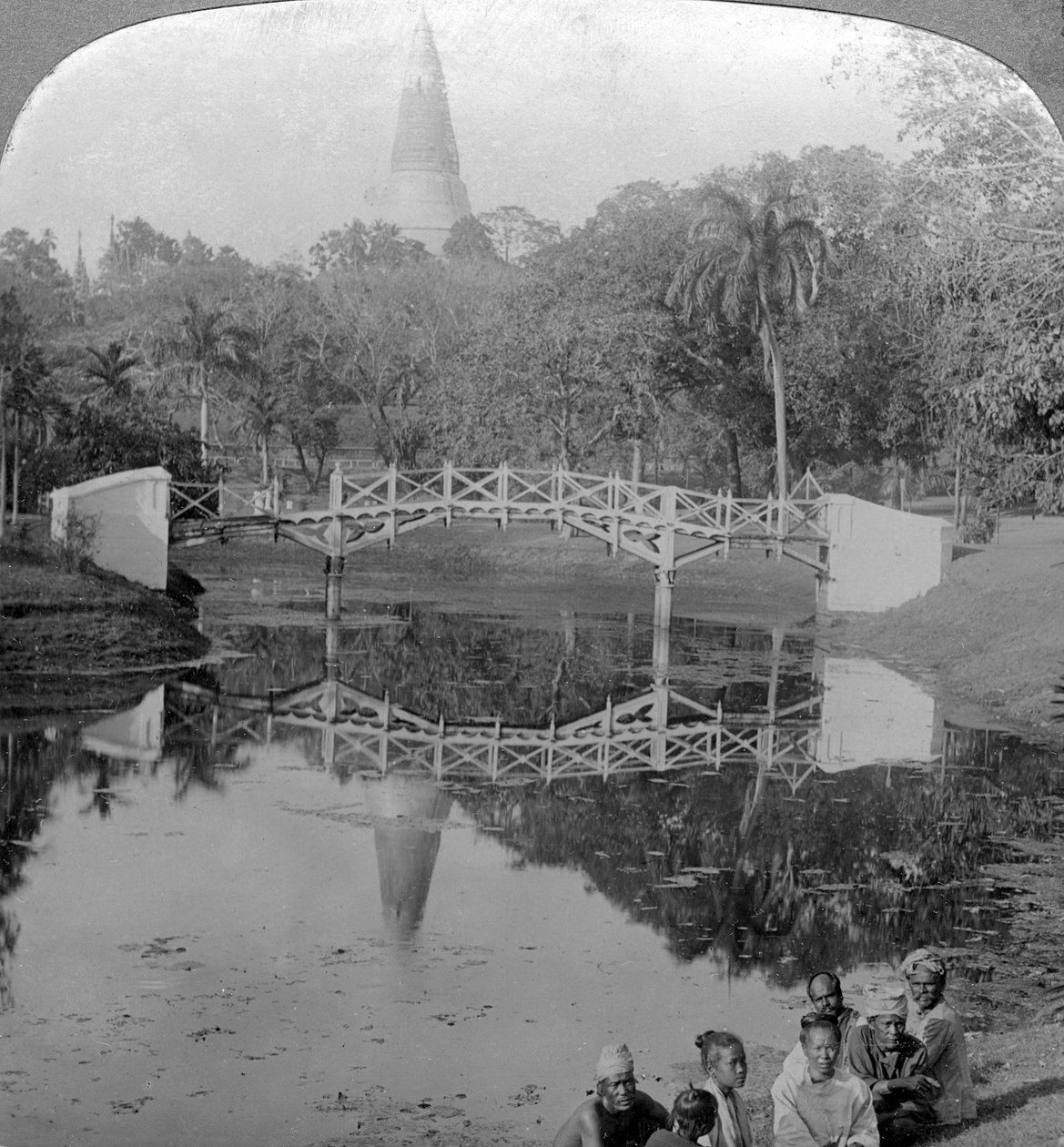 Jardines de la fortaleza y la Pagoda Shwedagon, Rangún, Birmania de Underwood and Underwood