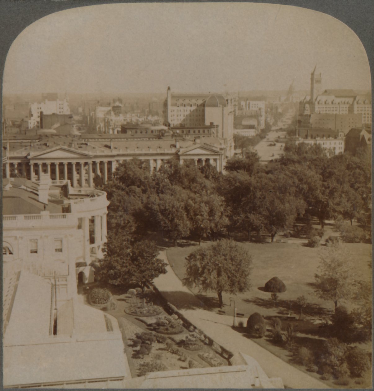 Desde el Departamento de la Marina...pasando por la Casa Blanca y el Tesoro, hasta el Capitolio, Washington, EE.UU., 1902 de Underwood and Underwood