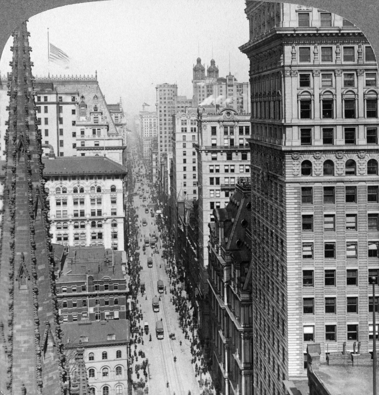 Desde el edificio Empire pasando por la Iglesia de la Trinidad hacia Broadway, 1902 de Underwood and Underwood