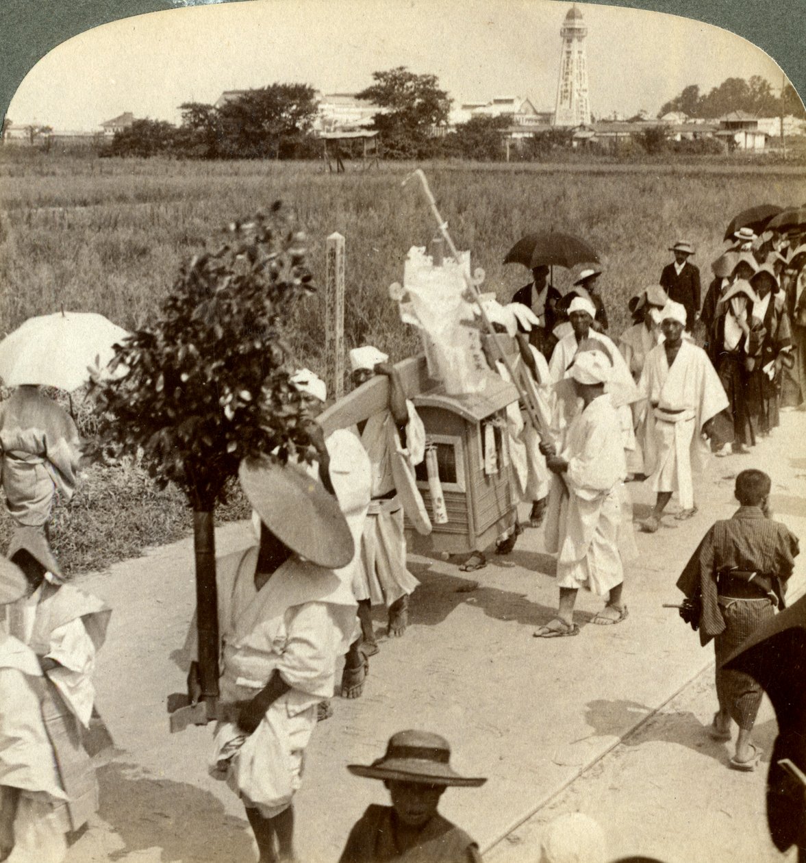 Procesión fúnebre de un rico budista, en el camino a Sakai, mirando hacia Osaka, Japón, 1904 de Underwood and Underwood