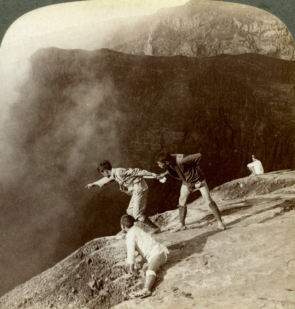 Mirando a través de vapores sulfurosos en las profundidades del cráter, Aso-San, Japón, 1904 de Underwood and Underwood
