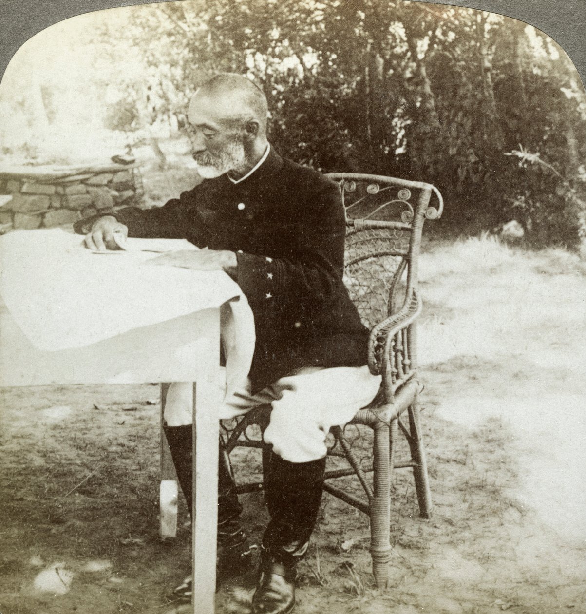 General Nogi en el Cuartel General Japonés, Puerto Arturo, Manchuria, c1904-1905 de Underwood and Underwood